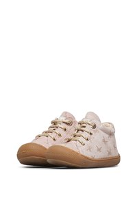 Scarpine rosa per bambini con lacci dorati, suole in gomma e un delicato motivo a forbici sul tessuto scamosciato.