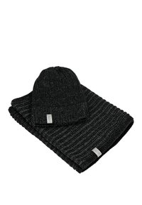 Zwarte gebreide beanie en bijpassende sjaalset. Kenmerkt zich door een geribbelde textuur en een subtiele glans. Inclusief een label op elk stuk.