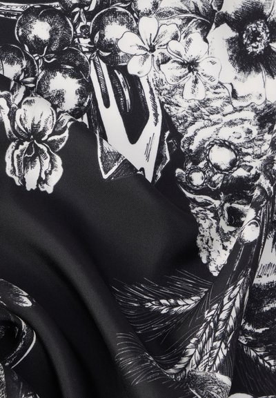Čierna látka s podrobným kvetinovým vzorom v bielej farbe, s textúrami zobrazujúcimi zložité motívy kvetov, plodov a listov.