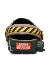 Hochspannungsschutzschuh mit einem schwarz-gelben gestreiften Riemen, Gummikörper und einem roten Warnschild, das auf die Gefahr eines elektrischen Schlags hinweist.