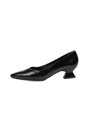 Zapato de salón negro de piel de charol con tacón bajo, punta afilada y tacón bloque sobre fondo blanco.