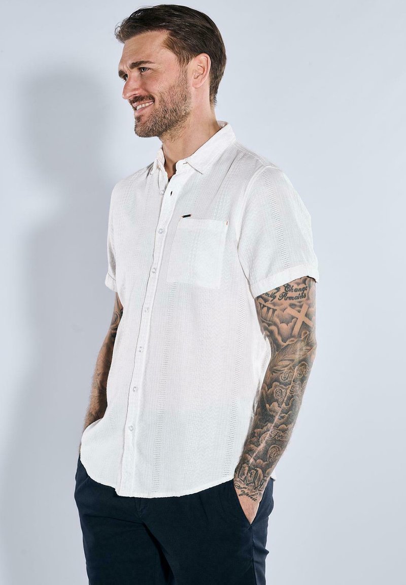 Weißes kurzärmliges Hemd mit Knöpfen und einem strukturierten Muster, ausgestattet mit einer Brusttasche. Es hat eine normale Passform und ein klassisches Kragen-Design.