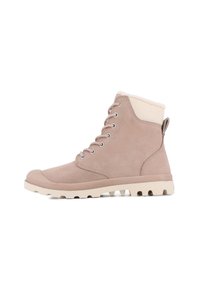 Bottes de cheville en daim beige clair avec un col crème, des œillets en métal et une semelle blanche robuste. Dotées d'une languette à l'arrière pour un enfilage facile.