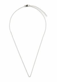 Collier en métal ton argent avec une fine chaîne, présentant un design en forme de V. Comprend un fermoir et une rallonge de chaîne réglable pour la longueur.