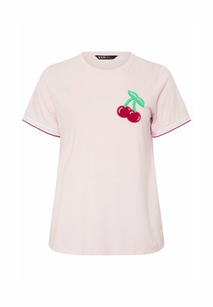 Lichtroze T-shirt met korte mouwen, rode biezen aan de mouwen en een rode kers met groene blaadjes geborduurd op de borst.