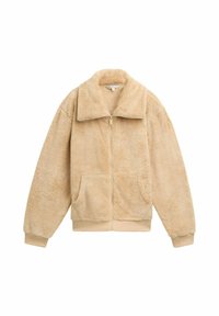Chaqueta de forro polar beige con cremallera frontal, gran cuello y dos bolsillos delanteros. Los puños y el dobladillo son de canalé, ofreciendo una apariencia texturizada y suave.