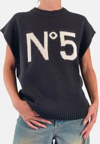 Maglione nero lavorato a maglia con scollatura e orlo a coste, caratterizzato da un grande logo bianco "N°5" sul davanti. Maniche corte con vestibilità rilassata.