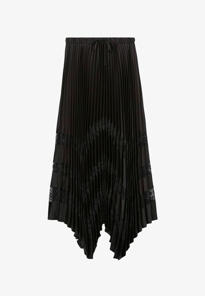 Falda negra plisada con cintura con cordón, que presenta detalles de encaje y un diseño distintivo de dobladillo asimétrico, mostrando texturas en capas.