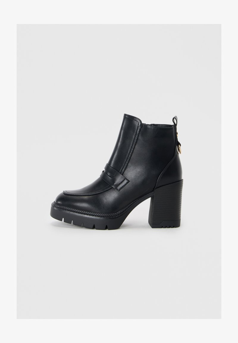Bottines en cuir noir avec un talon épais, texture lisse, détail de bande décorative et languette arrière pour un enfilage facile.