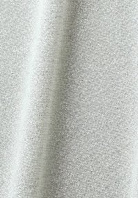 Tissu tricoté gris clair avec texture de tissage visible et légers plis verticaux.