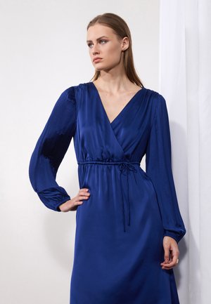 Robe en satin bleu profond avec un décolleté en V, des manches longues et des accents plissés. Dispose d'une ceinture ajustable à la taille pour une silhouette ajustée.
