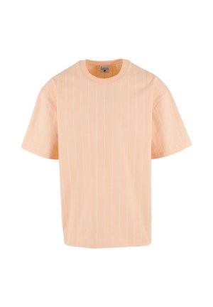 T-shirt à manches courtes couleur pêche avec de fines rayures blanches verticales et un petit logo signature brodé sur la poitrine.