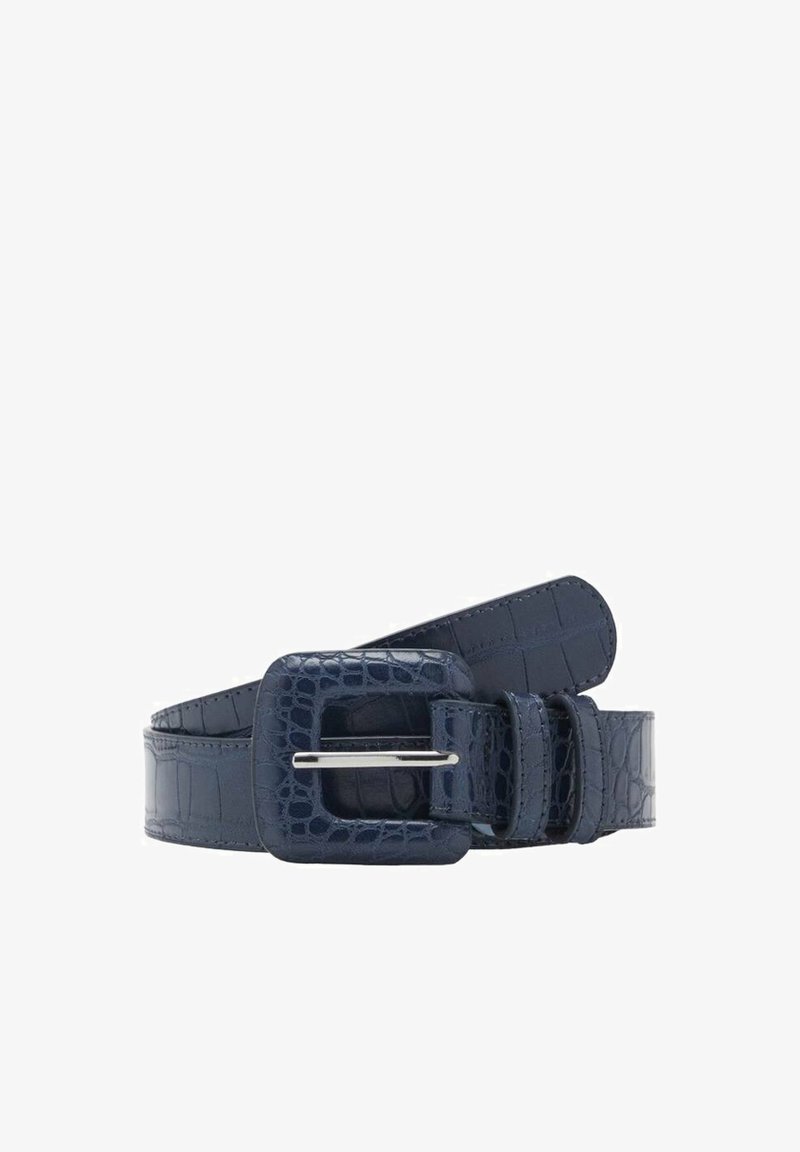 Ceinture en simili cuir bleu marine avec une texture crocodile, dotée d'une boucle métallique carrée et de deux pattes réglables.