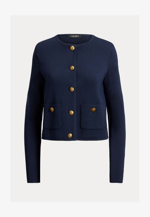 Μπλε ναυτικό πλεκτή ζακέτα με στρογγυλή λαιμόκοψη, μακριά μανίκια, πέντε χρυσά κουμπιά μπροστά και δύο μπροστινές τσέπες με λεπτομέρειες χρυσών κουμπιών.