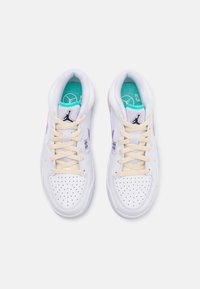 Bílé tenisky s perforovanou špičkou, béžovými tkaničkami a mentolovými akcenty. Mají fialové logo a podrobné prošití na bocích.