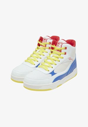 Zapatillas altas de cuero blanco, con acentos azules, cordones amarillos y cuello rojo. Textura perforada en la puntera y los laterales.