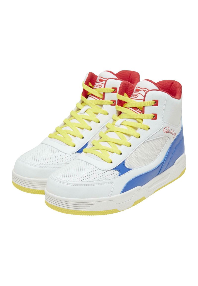 Vysoké tenisky z bielej kože s modrými akcentmi, žltými šnúrkami a červeným golierom. Perforovaná textúra na špičke a po stranách.