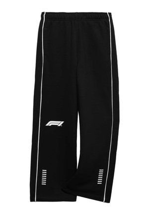 Sorte sweatpants med vide ben med hvide kantstriber langs siderne, elastisk linning, F1-logo på venstre lår og reflekterende striber nær anklerne.