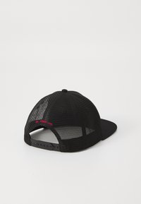Fekete hálós sapka ívelt napellenzővel, snapback stílussal. A hátsó részén egy kis piros "HUGO" címke található a zárás közelében.