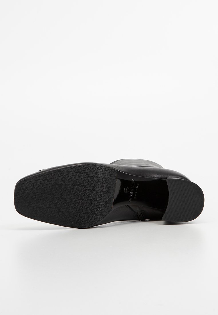 Scarpa in pelle nera con una texture liscia, design elegante e suola in gomma con grip a motivi. Il logo è impresso nella soletta.