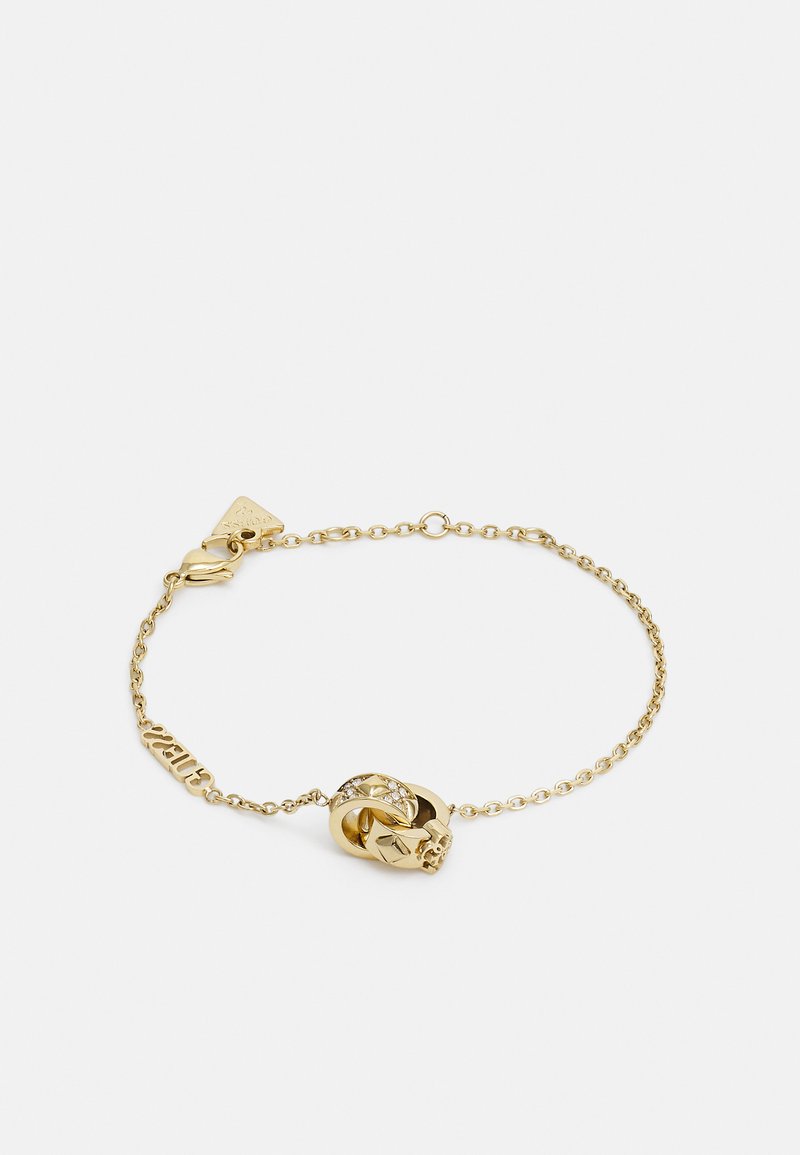 Gullfarget armbånd med et hodeskalle-hovedmotiv, sammenflettede ringer, og en hummerlås, med et strukturert kjededesign og skinnende accenter.