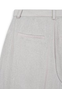 Pantaloni in tessuto grigio chiaro con una texture sottile, dotati di una tasca posteriore singola e passanti per la cintura, progettati con una vestibilità sartoriale.