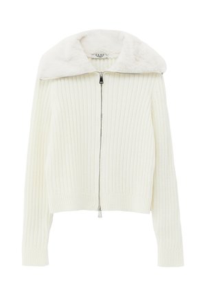 Suéter crema acanalado con cremallera y cuello de piel sintética, con un corte ajustado, mangas largas y cierre de cremallera metálica.