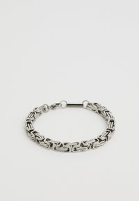 Bracciale argento con catene collegate e design piatto e rettangolare, superficie liscia e finitura lucida.