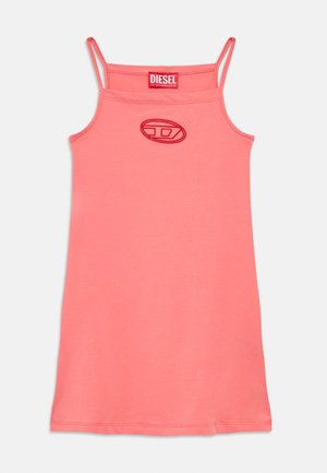 Robe sans manches rose corail avec une coupe ajustée, fabriquée en coton doux. Présente un logo brodé discret sur la poitrine et des bretelles fines réglables.