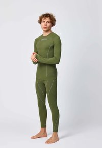 Groen thermisch baselayer set met een aansluitend langmouwtop en leggings, met contrasterende lichtgrijze stiksels en een logo op de borst.