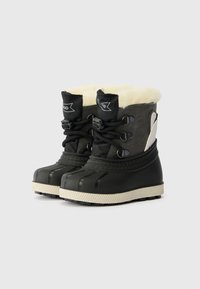 Szürke és fekete vízálló téli csizmák műszőrmével bélelve, gumitalppal és fűzős kialakítással. Jellemzője a texturált középtalpi rész és az oldalsó díszítések.