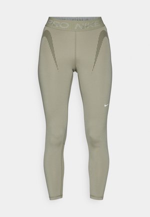 Leggings realizzati in tessuto elastico e leggero di colore verde oliva, con vita alta, caratterizzati da sottili righe verticali e un piccolo logo.