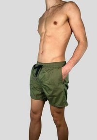 Pantaloni da mare verde oliva con tessuto leggero e liscio; fascia elastica in vita con cordino nero; tasche laterali; design semplice.