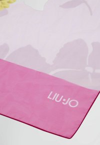Liu Jo sall featuring kerge roosa kujundusega, kus on lille varjud ja julge roosa äär, millel on brändi nimi valgena.