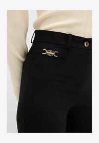 Non sélectionné, Black