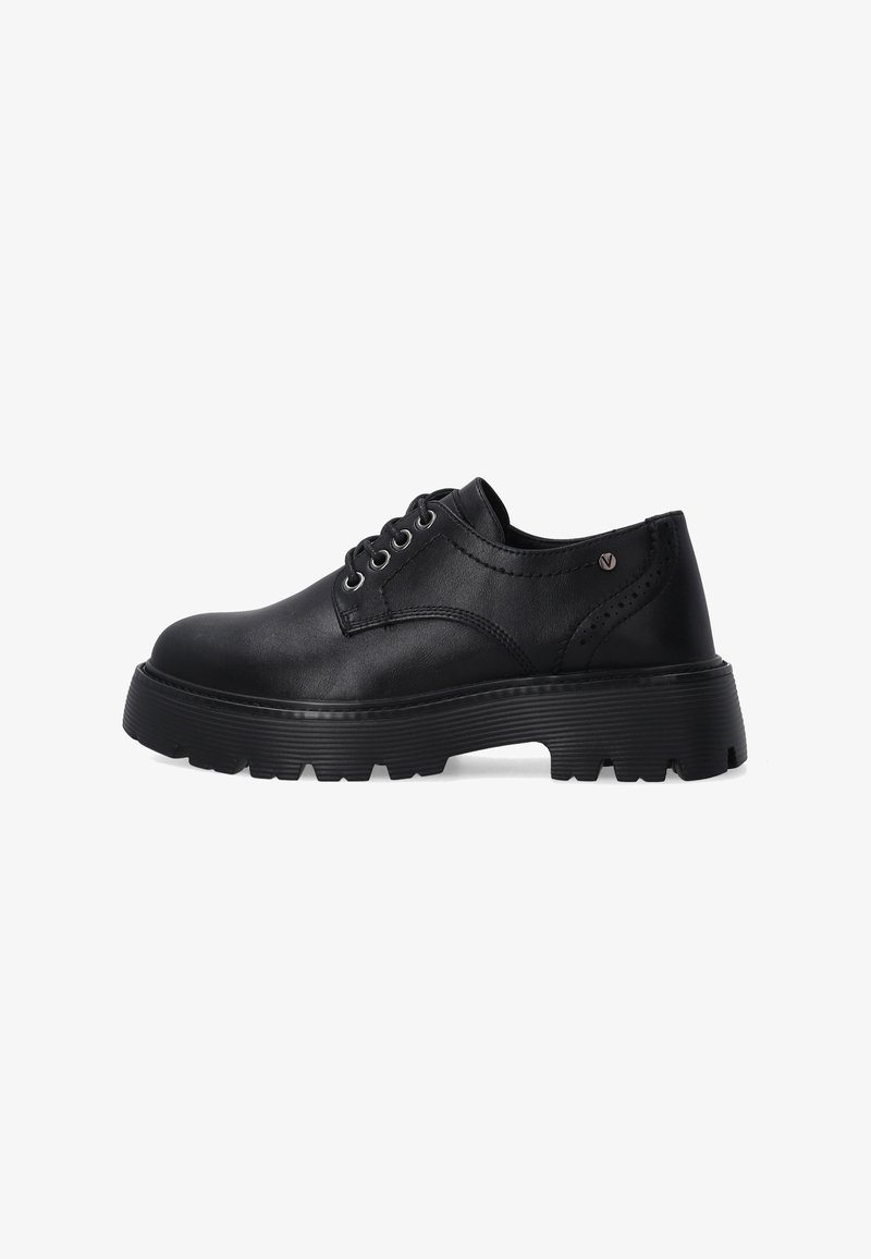 Schwarze Lederschuhe haben eine abgerundete Spitze, sechs Ösen für die Schnürsenkel und eine strukturierte schwarze Gummisohle mit einem dicken, robusten Design.