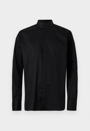 Černá košile s dlouhým rukávem a mandarínským límcem, vyrobená z hladké tkaniny, s předním zapínáním na knoflíky a bez viditelných vzorů.