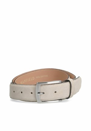Leren riem in lichtbeige; gladde textuur met subtiele stiksels; zilveren gesp met een klassiek ontwerp; meerdere pasgaatjes.