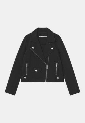 Chaqueta negra estilo motorista con cremallera frontal asimétrica, botones de presión plateados, bolsillos laterales con cremallera y un pequeño bolsillo con solapa.