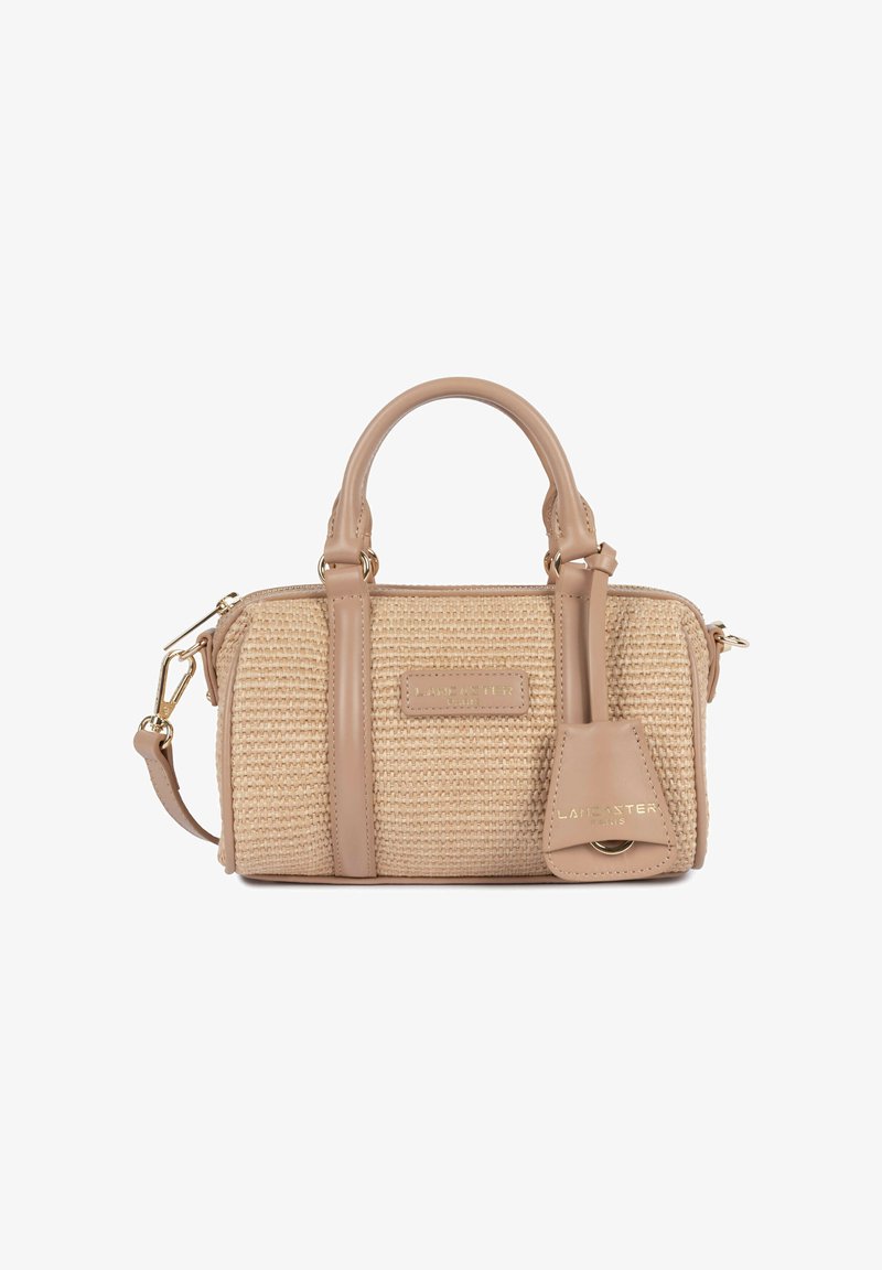 Petit sac à main tissé beige avec poignées en cuir, bandoulière amovible et une étiquette de bagage en cuir à l'avant.