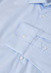 Helles blau gestreiftes Hemd mit klassischem Kragen, geknöpften Ärmeln und weißen Kunststoffknöpfen, aus einem glatten, strukturierten Stoff.