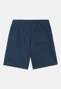 Μπλε βαμβακερά σορτς με ελαστική μέση, πλαϊνές τσέπες και μια τσέπη με κέντημα στην πλάτη, με απαλή υφή.
