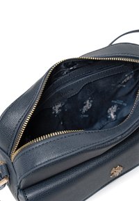 Borsa a tracolla in pelle texture blu navy con zip dorata, caratterizzata da un interno foderato e più scomparti per l'organizzazione. Accentuata da un dettaglio con logo.