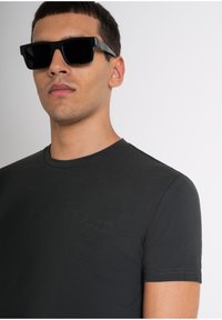 Antony Morato SLIM FIT LOGO PRINT - Camiseta básica - forest green