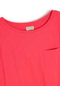 T-shirty z krótkim rękawem i okrągłym dekoltem w jaskrawym różu, z małą kieszonką na piersi, wykonane z miękkiego, lekkiego materiału o gładkiej fakturze.