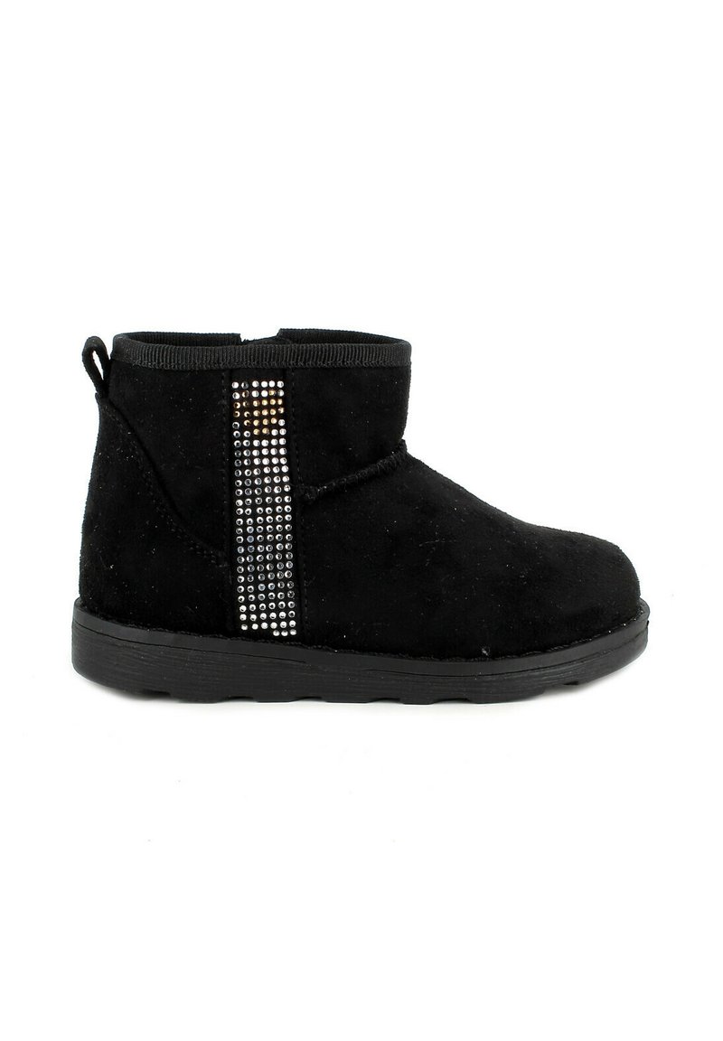 Stivaletto in suede nero con punta arrotondata, caratterizzato da una fila verticale di strass sul lato e una suola in gomma nera testurizzata.