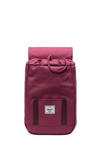 Burgundy ryggsäck med rullbart lock, snörning och extern ficka. Tillverkad av hållbart tyg med en vävd logotyp på framsidan.