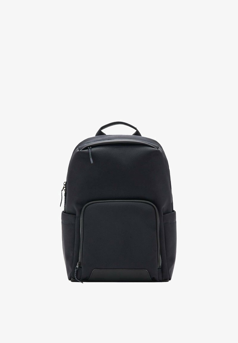 Sac à dos noir avec une poignée supérieure, deux compartiments zippés et des poches latérales sur fond blanc.