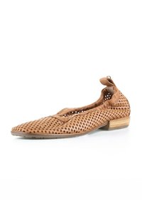 Chaussure plate en cuir camel avec motif perforé, bout arrondi, ouverture élastiquée et petit talon en bois.