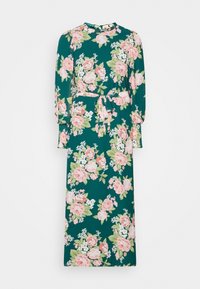 Vestido largo floral con un fondo verde, rosas rosas y detalles blancos. Las mangas largas y un lazo en la cintura completan el diseño.